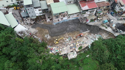 新店安泰路60巷90弄前因0403地震後，造成邊坡及道路大規模坍塌，養工處歷時一年努力搶修復建，最近已完工通車，讓居民可以安全出入。圖為施工前