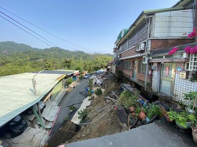 新店安泰路60巷90弄前因0403地震後，造成邊坡及道路坍塌，養工處歷經一年時間努力搶修復建，最近完工通車，讓居民可以安全出入。圖為施工前。