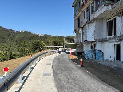 新店安泰路60巷90弄前因0403地震後，造成邊坡及道路坍塌，養工處歷經一年時間努力搶修復建，最近完工通車，讓居民可以安全出入。圖為施工後。