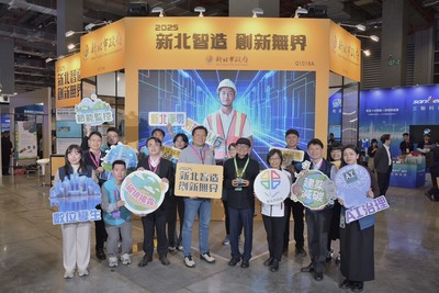 陳純敬副市長、朱惕之副市長今(18)日雙雙親臨2025智慧城市展，逐一巡視參觀新北市工務局展設攤位、與「國民老工」互動同樂，並與工務局同仁大合照。