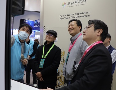 陳純敬副市長、朱惕之副市長今(18)日雙雙親臨2025智慧城市展，逐一巡視參觀新北市工務局展設攤位，聽取同仁說明新北市智慧城市的創新成果。