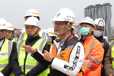 陳純敬副市長今(19)日會同立法院交通委員會視察淡江大橋淡水端橋面板閉合，展現新北市政府對於市內重大建設的掌握與推動決心。