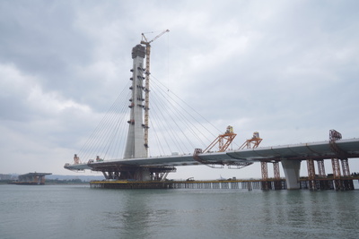 新北市政府持續推動淡江大橋工程，今(19)日淡水端橋面板閉合，象徵工程進入新的里程碑，未來將推進主橋塔施工與全橋閉合作業。