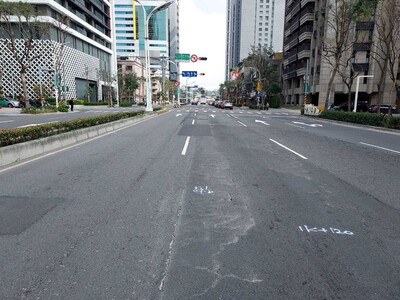 為改善板橋區縣民大道一、二、三段(台65至華翠大橋)道路鋪面品質，養工處將於4月7日至4月17日每晚10時至隔天清晨6時，辦理道路銑鋪工程。