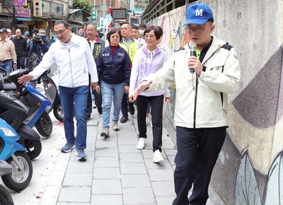 侯友宜市長(右四)今日前往視察蘆洲國小通學廊道完工現況，並親自體驗完工後寬敞又平坦的人行道，養工處長鄭立輝(右一)在旁陪同導引說明。