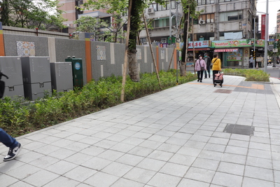 養工處完成蘆洲國小通學廊道改善工程，透過移除障礙、退縮圍牆、電箱下地等方式拓寬，人行道寬度至少1.5公尺以上。圖為施工後。