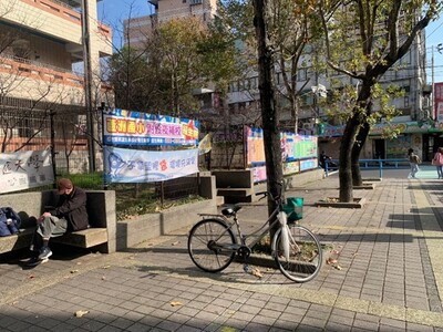 養工處完成蘆洲國小通學廊道改善工程，透過移除障礙、退縮圍牆、電箱下地等方式，人行道拓寬達到1.5公尺寬度。圖為施工前。