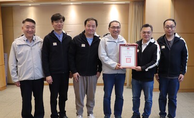 新北市政府工務局在「113年度建築物無障礙生活環境業務考核」，榮獲「特優」的佳績，今日由工務局長馮兆麟(左一)帶領獲獎團隊將獎項獻給市長侯友宜(中)。