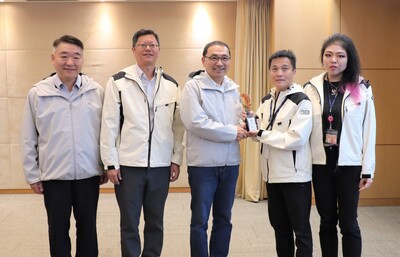 內政部主辦113年度「市區道路養護管理暨人行環境無障礙考評計畫」，新北市政府工務局贏得全國優等，工務局長馮兆麟(左一)率領養工處同仁於今日市政會議獻獎，與市長侯友宜(中)分享這份殊榮。