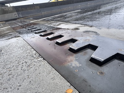 台北橋三重往台北市方向編號P4伸縮縫勘查發現已有下陷情形，養工處將於今晚8時至翌日凌晨6時辦理搶修作業。