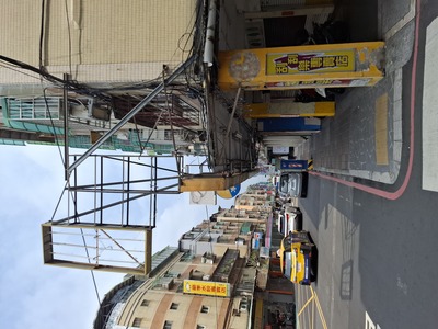 新北市政府工務局啟動「招牌新視界專案」，輔導改善4大類違規招牌廣告，藉此整頓市容景觀並維護公共安全。