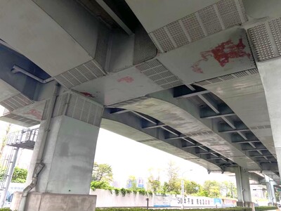 新北市政府養工處辦理台1線高架橋防蝕塗裝工程，自5月1日起至7月29日止分階段封閉改道，提醒用路人留意。