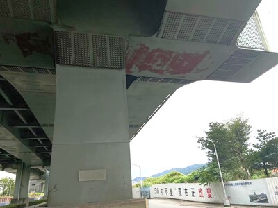 台1線高架橋橫跨二重疏洪道及淡水河，鋼橋表面塗層有多處老化鏽蝕情況，透過防蝕塗裝工程以增加橋梁使用安全。