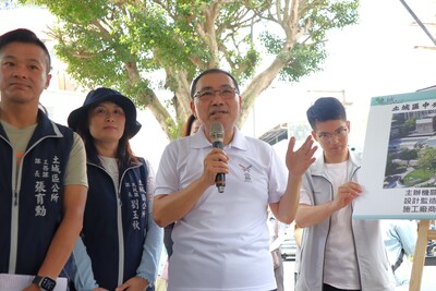 侯友宜市長(左三)視察土城區中央路1、2段人行道改善計畫完工成果，強調人本交通為市政建設的基礎。