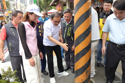 侯友宜市長(中)實地視察土城區中央路1、2段人行道整體改善工程的現況，電桿下地作業未來由台電協助。