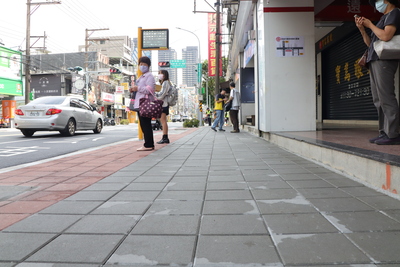 新北市土城中央路1、2段人行道改善工程投入8200萬餘元經費，完工後，人行道寬度提升到2至2.5公尺。