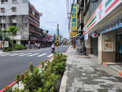 土城中央路1、2段人行道改善已完工，人行道拓寬後變得寬敞筆直。