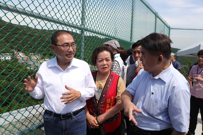 新北市長侯友宜(右三)視察阿美家園邊坡修復作業情形，工務局長馮兆麟(右一)仔細解說。