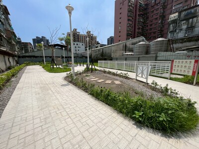 蘆洲區民族路70巷轉角巷弄改造為結合休閒、運動與環境教育的兒七公園，將於5月26日開放啟用。