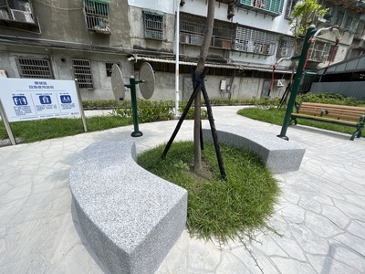 蘆洲區民族路70轉角的兒七公園，設有體健設施、環狀步道。