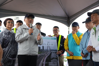 新北市長侯友宜(左二)視察新北大橋機車道改善工程，強調完工後機車事故件數大幅下降。