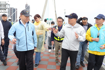 新北市長侯友宜(左二)視察新北大橋機車道改善後完工現況，工務局長馮兆麟(左一)也一同到場並仔細解說。