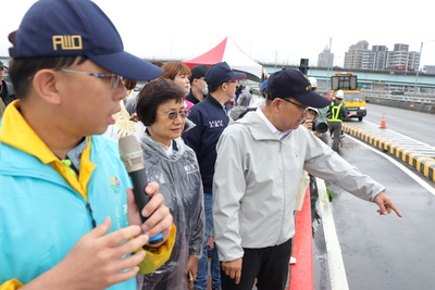 新北市長侯友宜(右一)視察新北大橋機車道改善工程的完工現況。