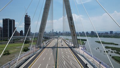 養工處改善新北大橋機車道S型彎道，降低行車風險，並拓寬優化人行空間與增設自行車道，提升整體通行安全性。圖為改善後照片。