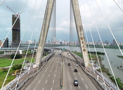 養工處改善新北大橋機車道S型彎道，降低行車風險，並拓寬優化人行空間與增設自行車道，提升整體通行安全性。圖為改善前照片。