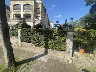 林口區仁愛路一段28巷底至仁愛路一段12號的空間，遭到周邊社區占用私種樹木。圖為完工前。