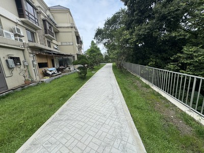 養工處整頓林口區仁愛路一段28巷底至仁愛路一段12號遭私人占用的空地，打造成為綠色通行空間，活化面積約1294平方公尺。圖為完工後。