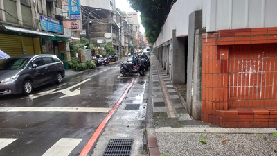 新北市政府積極建構友善通行環境，目前已完成87所學校周邊通學廊道的改善。圖為板橋區忠孝國中通學廊道改善前。