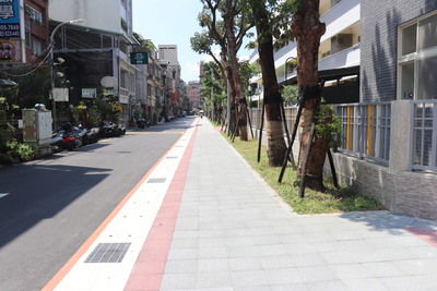 新北市政府積極建構友善通行環境，目前已完成87所學校周邊通學廊道的改善。圖為板橋區忠孝國中通學廊道改善後。
