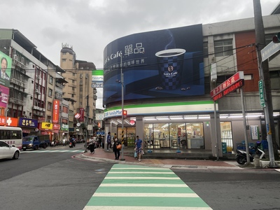工務局改善泰山區明志路三段工專路交叉路口，擴大轉角行人停等空間，創造友善通行環境。