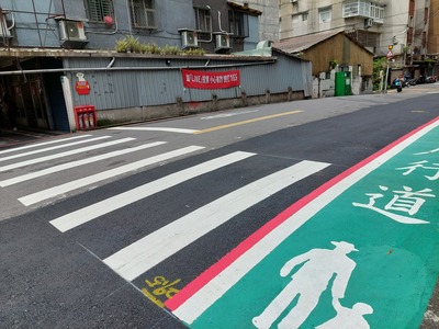 永和區信義路91巷長期遭到占用且缺乏人行空間，養工處重新整頓活化作為標線型人行步道及行穿線，近日已完工啟用。圖為完工改善後。
