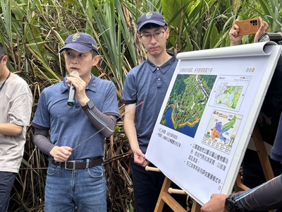 工務局副總工程司鄔豪中簡報說明白匏湖未來規劃生態園區的內容。