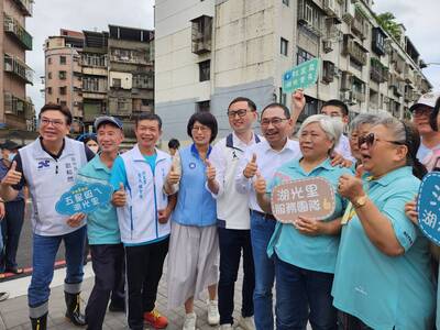 汐止康寧街三期改善工程打造舒適安全的通行環境，侯友宜市長（右三）開心在地里民合照。