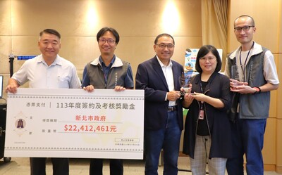 圖說： 新北市招商成果亮眼，榮獲財政部「特別獎－成就飛躍」，還連續兩年促參考核給予「特優」肯定。工務局長馮兆麟(左)率領同仁在市政會議中將獎項獻給市長侯友宜(中)。
