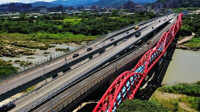 圖說 工務局將三鶯大橋原橋進行原址改建，以半半施工方式維持日常交通功能。在施工團隊的緊密合作下，精準控管工期與施工品質，於112年9月提前全線通車，展現團隊專業能力。