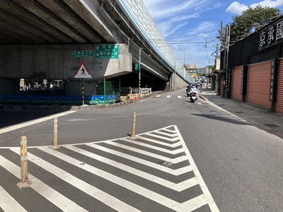 圖說： 養工處8月16日凌晨0時至清晨5時，進行大觀路三段50巷浮洲橋下方迴轉道路面復舊工程，施工期間不影響客運原行駛動線，請用路人提前或依照施工指示牌面改道通行。