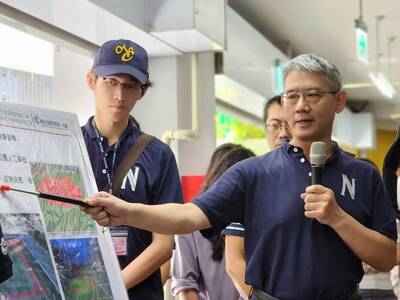 圖說： 侯友宜視察興穀國小操場共構地下停車場工程完工現況，新工處長簡必琦(右)在場簡報說明。