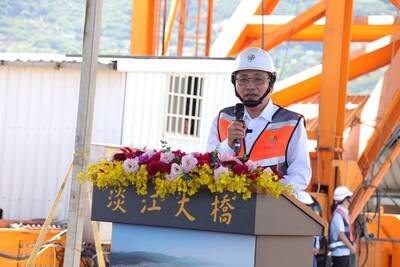 侯友宜表示，淡江大橋總經費高達230.38億元，由交通部、新北市政府及國土署共同出資。淡江大橋在設計上不僅規劃汽機車通行空間，同時設置寬敞的人行步道與自行車道，並預留八里輕軌專用軌道位置，展現兼具整合性與前瞻性的交通願景。