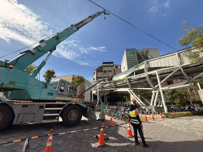 圖說： 養工處於9月19日夜間11時起至翌日上午6時進行板橋府中遊龍陸橋大梁拆除吊離作業，將封閉縣民大道一段及府中路雙向道路，提醒用路人改由文化路一段通行。
