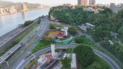 圖說 為進行淡北道路工區範圍高壓電纜遷移作業，新工處將於9月22日起夜間施工，封閉民權路(往淡水方向)關渡大橋右岸觀景台至土地公鼻福德宮區間，提醒用路人行經工區時減速慢行。