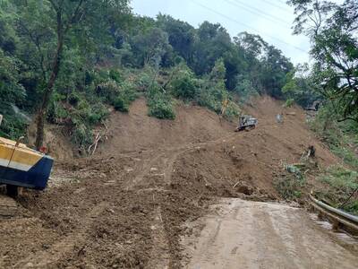 圖說： 去年山陀兒颱風帶來豪大雨，導致雙溪區區道北38線4K+500~6K+000區間邊坡道路土石坍落，雙溪區公所第一時間派員進場搶災，圖為災害時。