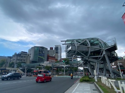 府中遊龍陸橋是新北市升格以來拆除的第59座人行陸橋。圖為陸橋拆除前。