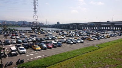 圖說 新北市政府推動民間參與公共建設表現卓越，包括「淡水河畔高灘地臨時停車場OT案」，有效疏解市區停車問題。