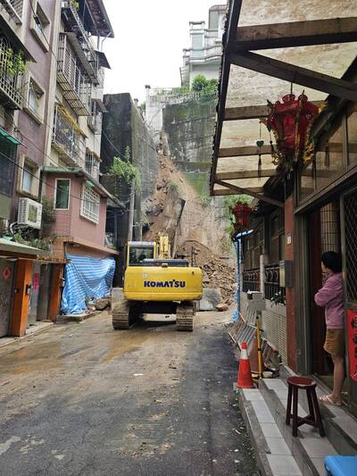圖說 工務局連日搶修，加強邊坡護欄及導水，將持續進行復建工作，早日恢復居民正常生活。