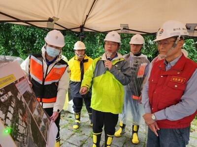 陳純敬副市長(右一)視察汐止區康寧街753巷2弄附近下邊坡崩塌的搶修工程，並聽取養工處簡報。