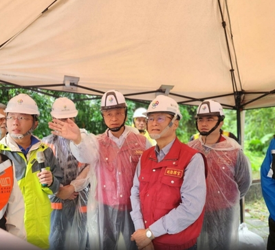 陳純敬副市長(右一)在工務局副局長林炳勲(右二)、工務局總工程司楊至中(後排右一)等人陪同下，勘察邊坡復建工程。